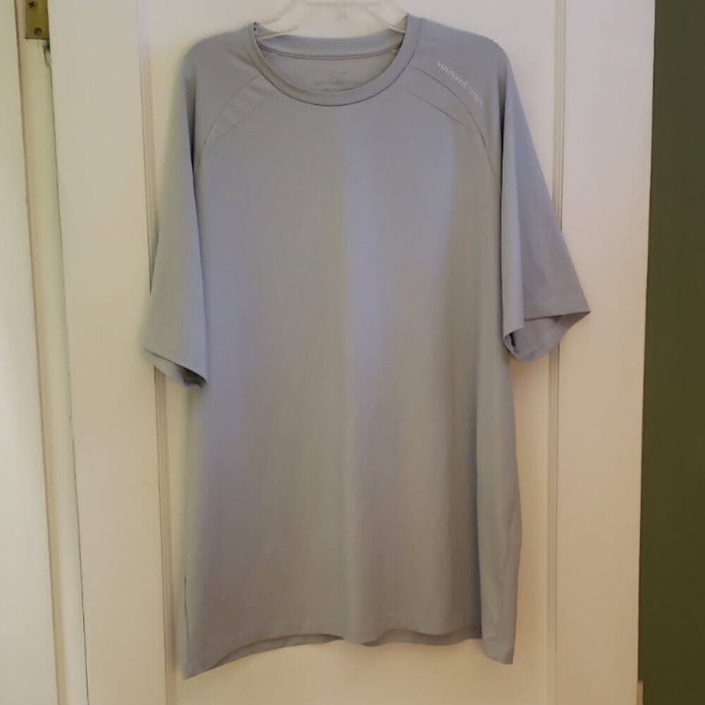 EUC Men's Vineyard Vines Performance t-shirt Large